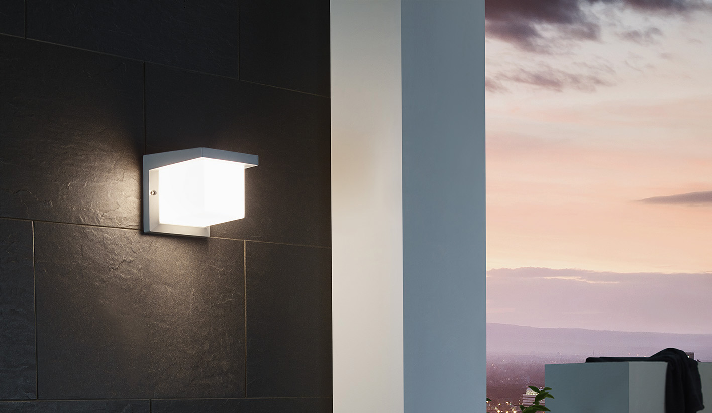 EGLO KÜLTÉRI LÁMPA HÁZFALON